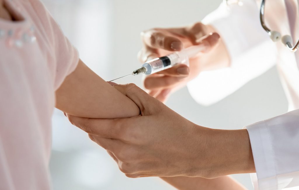 Σε έξαρση η υπεργρίπη: Πότε αναμένεται οι κορύφωση – Τι πρέπει να κάνουμε εάν εμφανίσουμε συμπτώματα