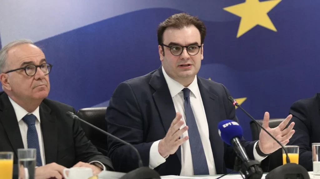 Πιερρακάκης: Πώς θα λαμβάνουν κάθε Νοέμβριο €250 οι συνταξιούχοι και έως €800 oι ενοικιαστές – Δείτε τα κριτήρια