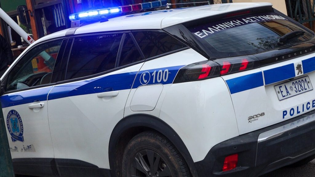 Καλάβρυτα: Ένοπλη ληστεία στα ΕΛΤΑ – «Έβγαλαν καλάσνικοφ και μου φώναξαν “πίσω”, πυροβόλησαν στον αέρα»