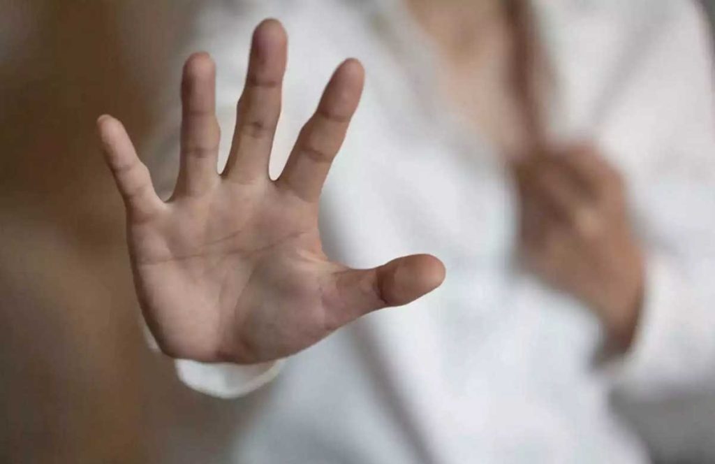 Κρήτη: 7χρονο κοριτσάκι κατήγγειλε τους γονείς του για κακοποίηση – Συνελήφθησαν μετά από καταγγελία της δασκάλας