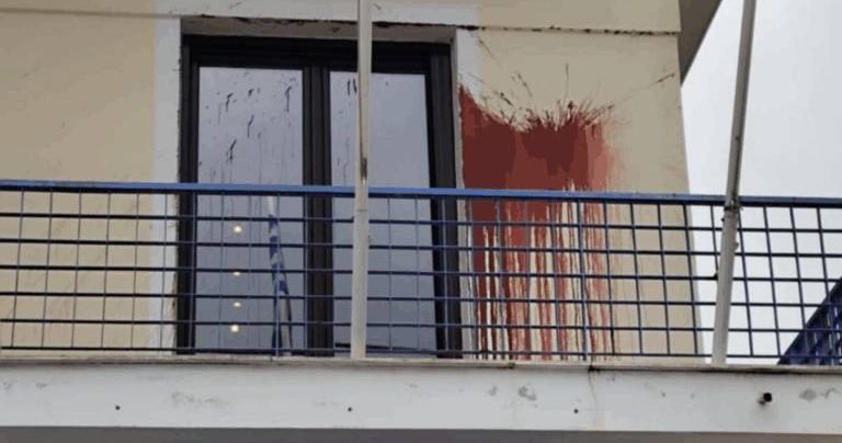 Πέταξαν μπογιά στο γραφείο του δημάρχου Καμένων Βούρλων. (φωτο) Πέταξαν μπογιά στο γραφείο του δημάρχου Καμένων Βούρλων. (φωτο)