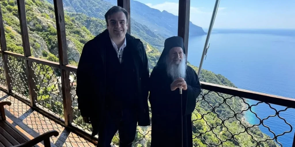 Επίσκεψη – προσκύνημα του Κυριάκου Πιερρακάκη στο Άγιο Όρος: «Μαθαίνεις να εκτιμάς την αθόρυβη καθημερινότητα»
