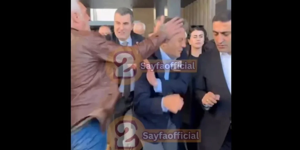 Τουρκία: Εδωσαν μπουνιά στο πρόσωπο στον πρόεδρο κόμματος της αξιωματικής αντιπολίτευσης Οζγκιούρ Οζέλ -Δείτε βίντεο