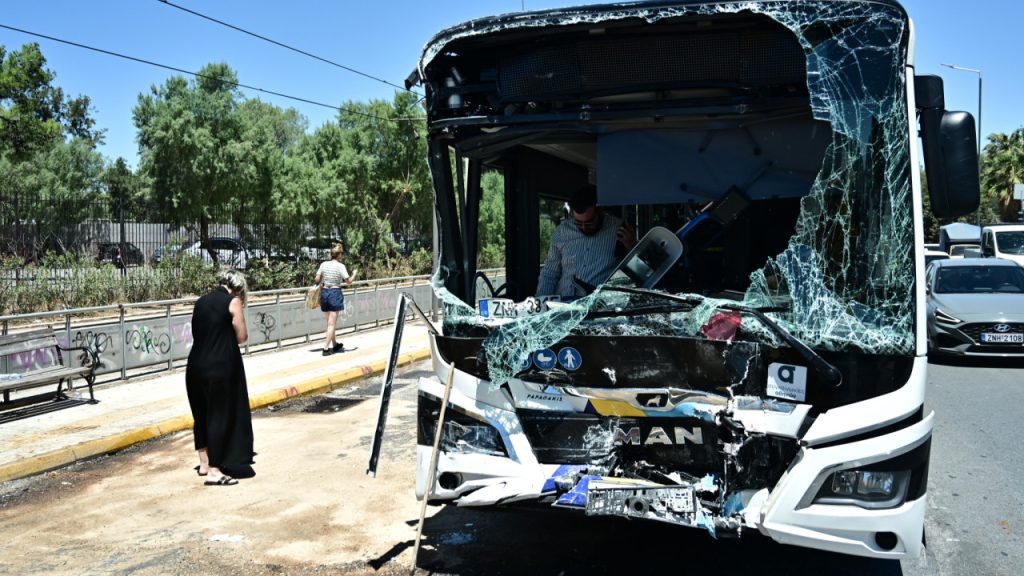Συγκρούστηκαν λεωφορεία στη Βούλα: 32 τραυματίες, σε σοβαρή κατάσταση οι 3 – «Ζαλίστηκα και έπεσα πάνω στο όχημα», λέει η οδηγός