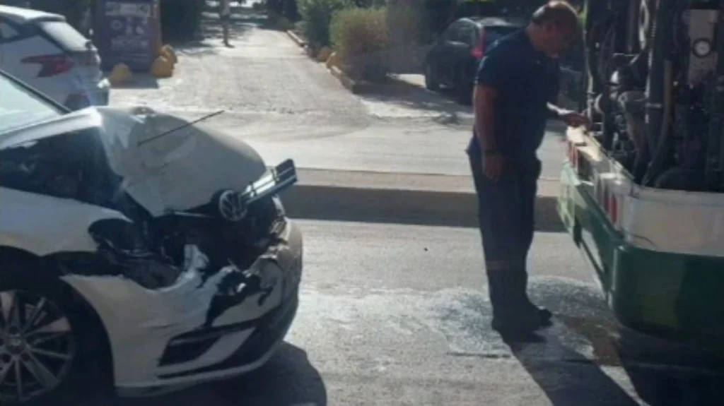 Σύγκρουση λεωφορείου με αυτοκίνητο στη λεωφόρο Αχαρνών – Διακόπηκε η κυκλοφορία λόγω λαδιών στον δρόμο Σύγκρουση λεωφορείου με αυτοκίνητο στη λεωφόρο Αχαρνών – Διακόπηκε η κυκλοφορία λόγω λαδιών στον δρόμο