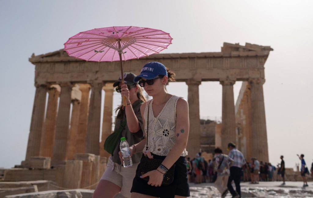 Πώς ο καύσωνας μας κάνει να γερνάμε πριν την ώρα μας – Τι δείχνουν έρευνες
