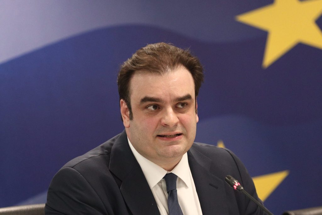 Πιερρακάκης: Μηδενίζονται όλες οι χρεώσεις των τραπεζών στα ATM