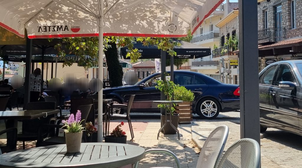 Δομοκος :Όταν η Αναισθησία Παρκάρει στην Πλατεία Δομοκος :Όταν η Αναισθησία Παρκάρει στην Πλατεία