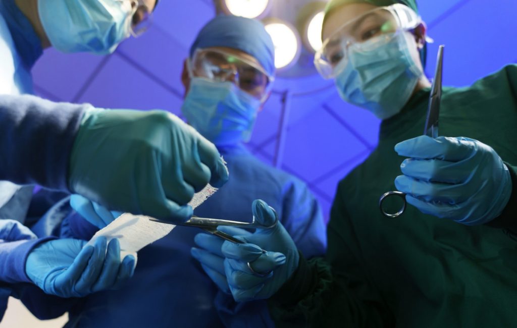 Ιατρικό θαύμα: Κινέζοι γιατροί έσωσαν άνδρα που σχεδόν αποκεφαλίστηκε