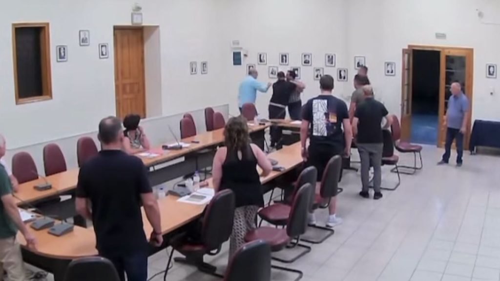 Παραλίγο να “πλακωθούν” στο ξύλο στο Δημοτικό Συμβούλιο Μακρακώμης (Video) Παραλίγο να “πλακωθούν” στο ξύλο στο Δημοτικό Συμβούλιο Μακρακώμης (Video)