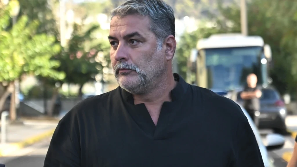 Βασίλης Μπισμπίκης: 1.200 ευρώ και αφαίρεση διπλώματος η πρώτη ποινή – Το βίντεο αφού πήρε σβάρνα τα ΙΧ και οι ειρωνείες του