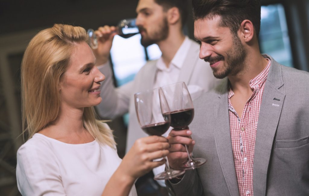 Cuckolding: Τι είναι, γιατί «ανάβει» κάποιους και πώς να γίνεται με ασφάλεια