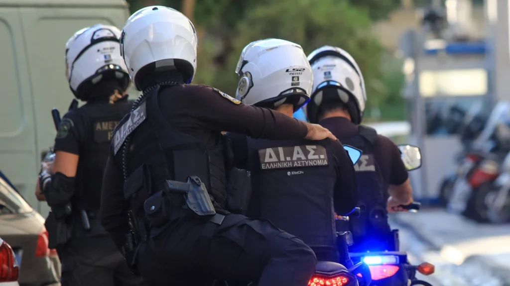 Επιχείρηση της ΕΛΑΣ για κύκλωμα με παράνομες επιστροφές ΦΠΑ άνω των 5 εκατ. ευρώ – 17 συλλήψεις, κατασχέθηκε μισό εκατομμύριο σε μετρητά