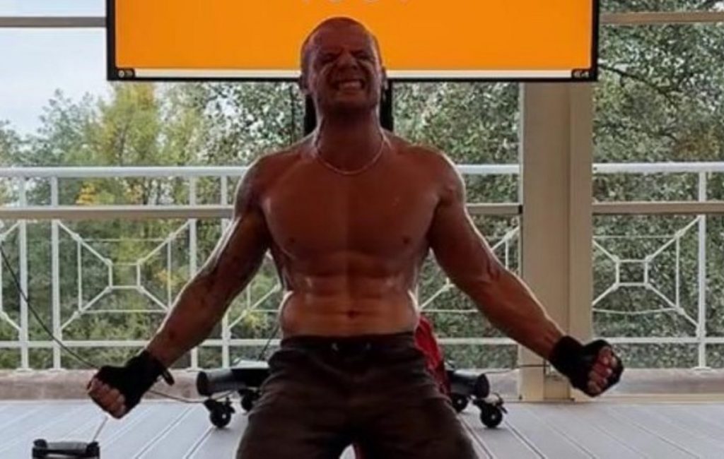 Έχει το παγκόσμιο ρεκόρ για τα περισσότερα push-ups – Πόσα έκανε μέσα σε μια ώρα