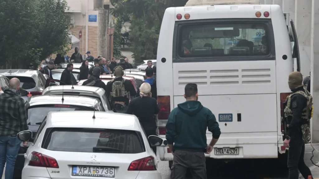 Με κονβόι και δρακόντεια μέτρα ασφαλείας στη ΓΑΔΑ οι συλληφθέντες για τη μαφία του ΟΠΕΚΕΠΕ – Δείτε βίντεο