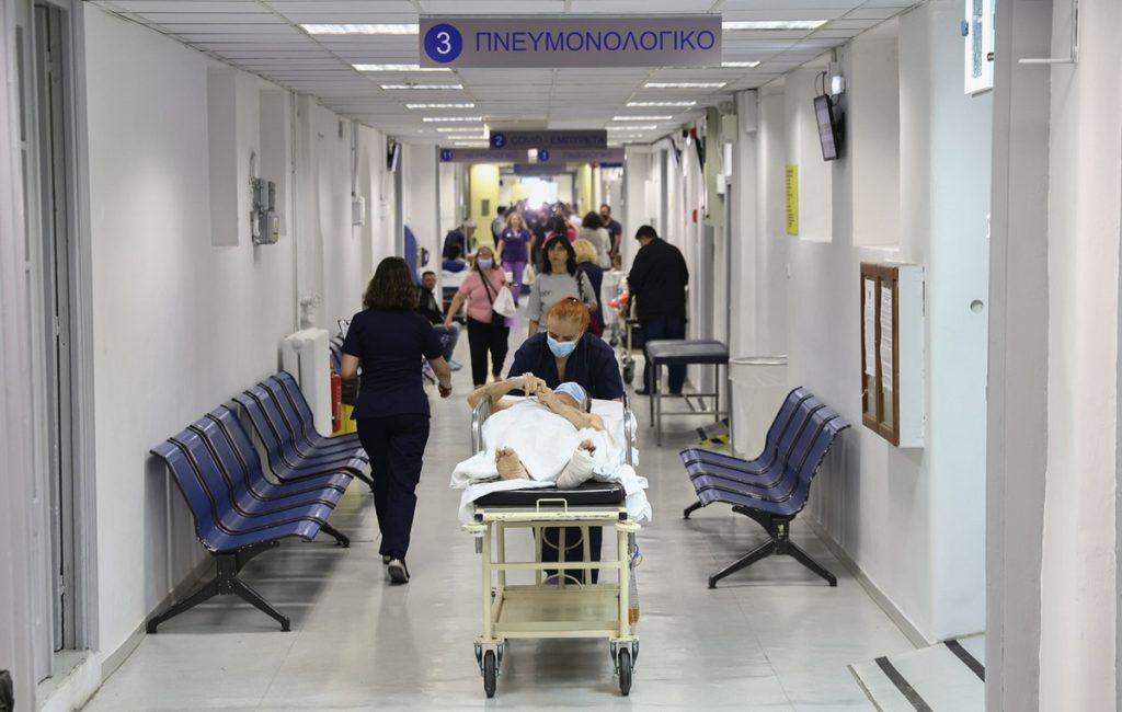 «Με το πρώτο φτάρνισμα στο νοσοκομείο»: Η ΠΟΕΔΗΝ για την πίεση στα νοσοκομεία – Ελλείψεις και ενδονοσοκομειακές λοιμώξεις