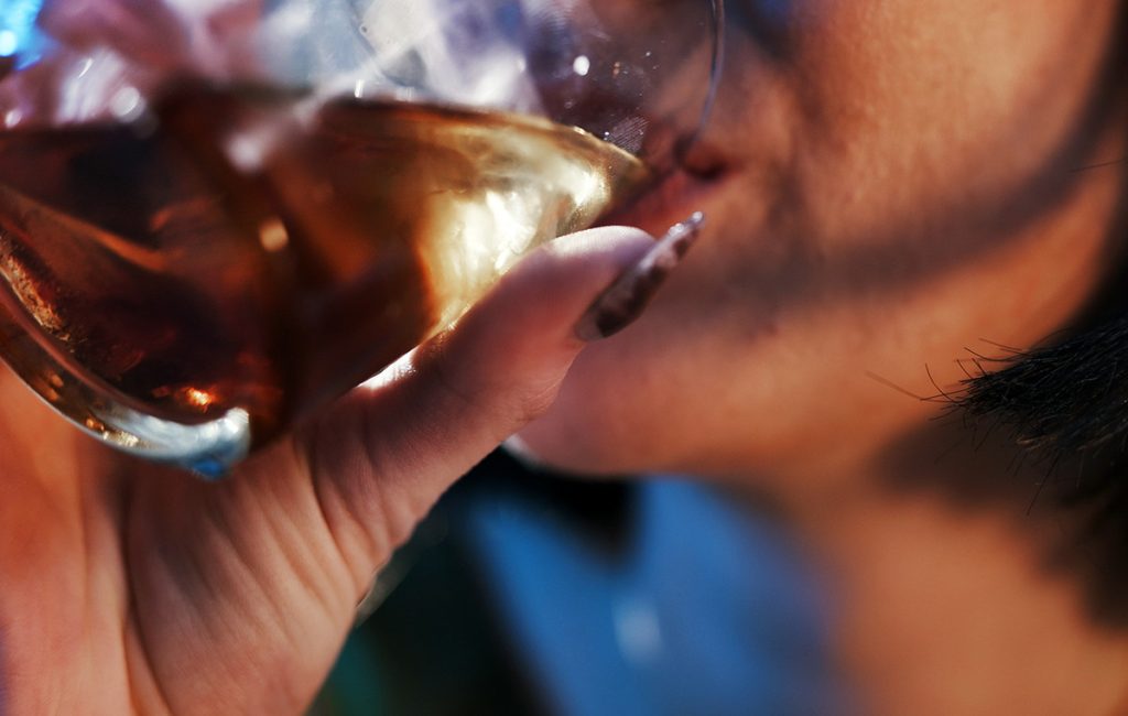Η υπερβολική κατανάλωση αλκοόλ συνδέεται με πρόωρα και πιο σοβαρά εγκεφαλικά