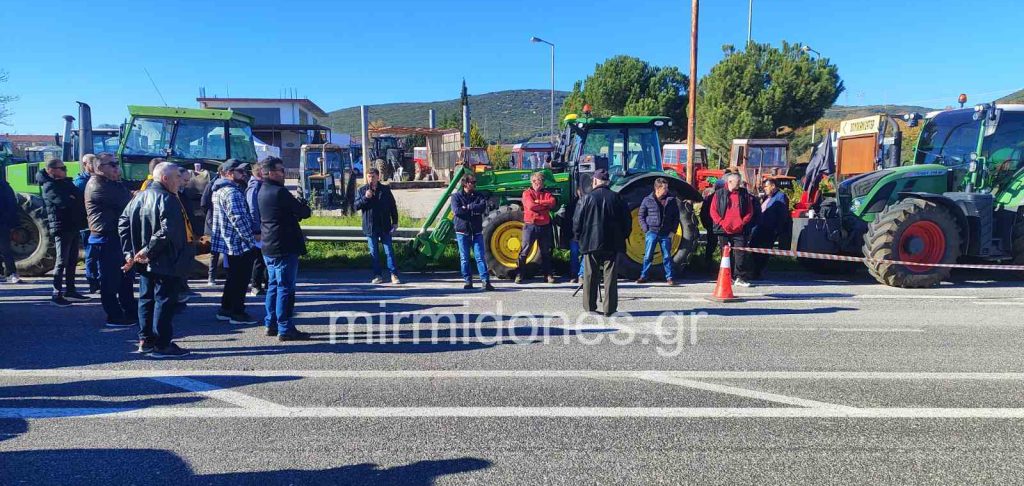 Μπλόκο αγροτών στον Δομοκό – Κλειστός ο δρόμος στο ύψος του κόμβου Ομβριακής για μία ώρα