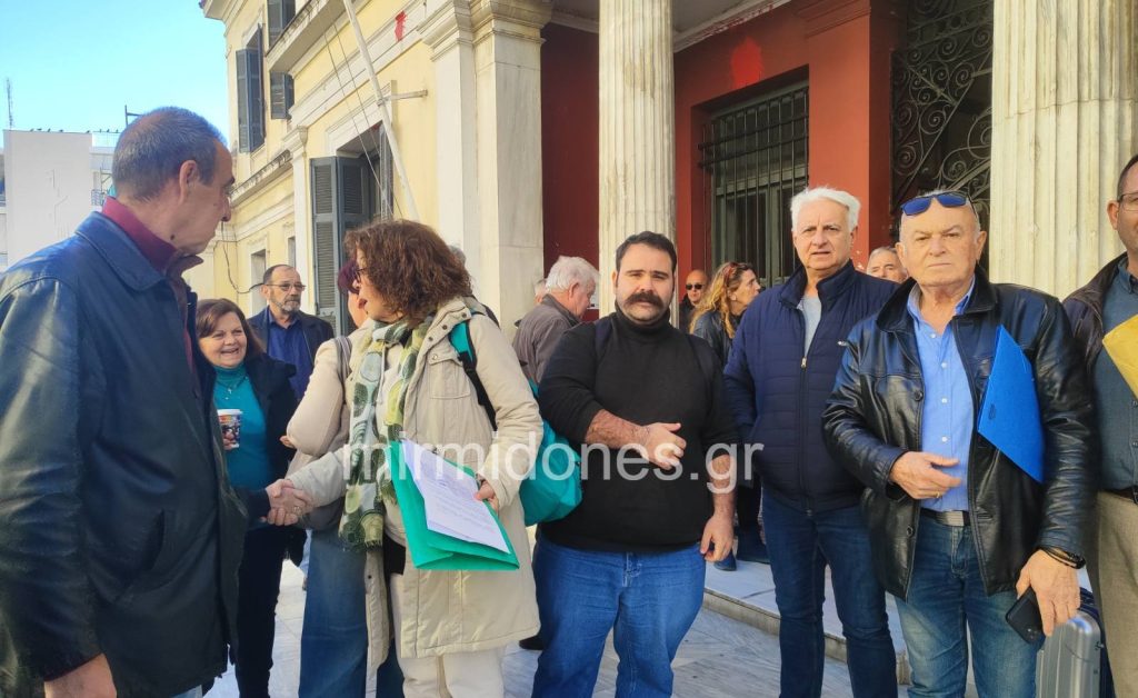Δυναμική παρουσία κατοίκων της Μακρυρράχης στη Λαμία για τα ασφαλιστικά μέτρα των φωτοβολταϊκών Δυναμική παρουσία κατοίκων της Μακρυρράχης στη Λαμία για τα ασφαλιστικά μέτρα των φωτοβολταϊκών
