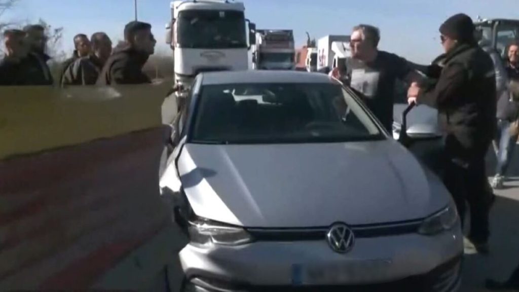 Θεσσαλονίκη: Οι αγρότες έκλεισαν την εθνική οδό στα Μάλγαρα – Οδηγός έπεσε πάνω σε τρακτέρ
