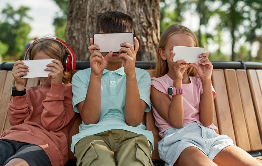 Smartphone πριν την ηλικία των 12 ετών; Ποιοι είναι οι κίνδυνοι για την υγεία των παιδιών