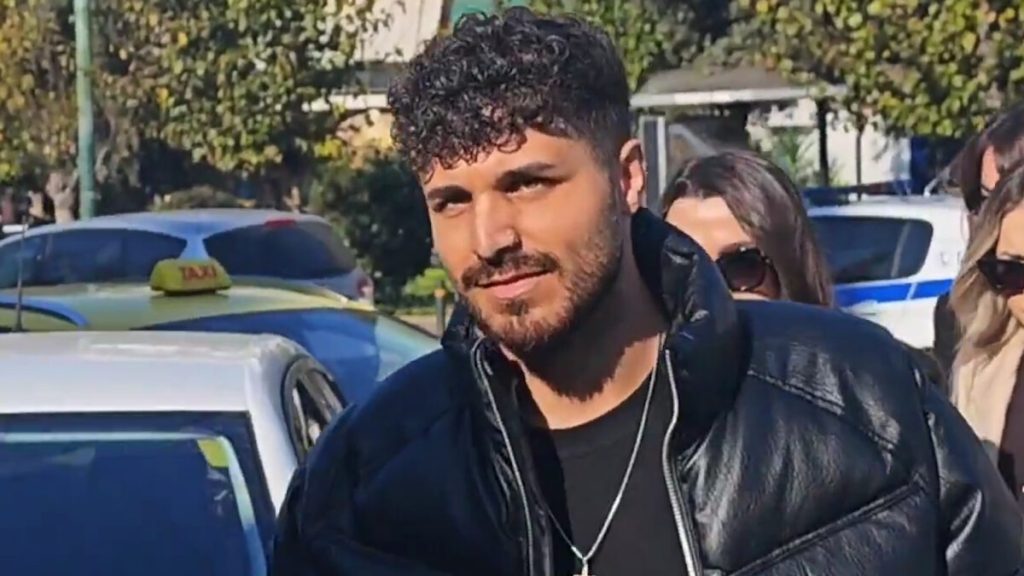 Όλη η μήνυση του 21χρονου τραγουδιστή κατά του Γιώργου Μαζωνάκη – Οι άσεμνες χειρονομίες και οι ανήθικες προτάσεις