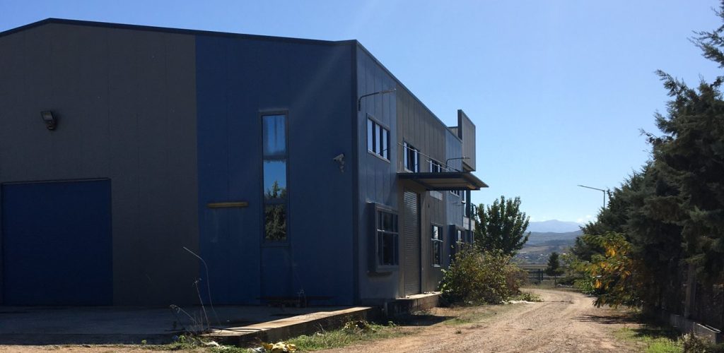 Πωλείται επαγγελματικό ακίνητο στην ΠΕΟ Λαμίας–Λάρισας (Μεταλλεία Δομοκού)