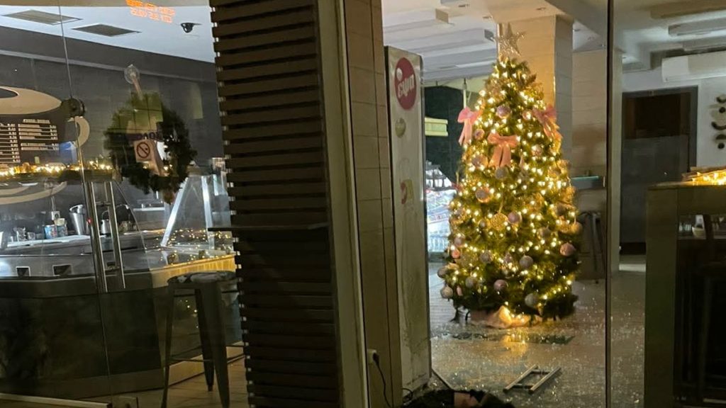 Βόλος: Άγνωστοι έκαναν γυαλιά καρφιά μαγαζί εστίασης Βόλος: Άγνωστοι έκαναν γυαλιά καρφιά μαγαζί εστίασης