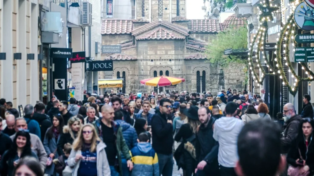 Στους τραπεζικούς λογαριασμούς σήμερα οι αυξήσεις μισθών από τις φοροελαφρύνσεις: Ποιοι κερδίζουν περισσότερα, δείτε παραδείγματα