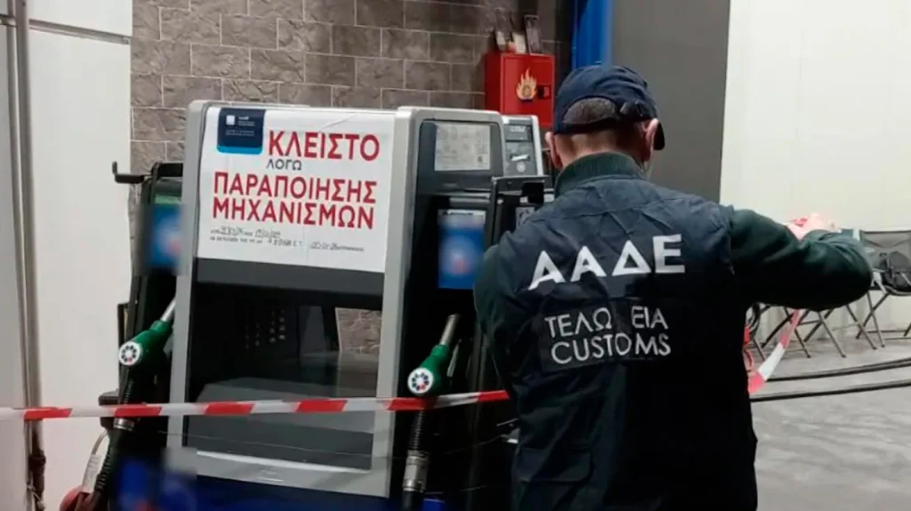 «Έχει κολλήσει, συμβαίνει σε πολλά αυτοκίνητα» απαντούσε το κύκλωμα στα παράπονα πελατών ότι έβαζαν βενζίνη και δεν έσβηνε το λαμπάκι – Δείτε τους διαλόγους