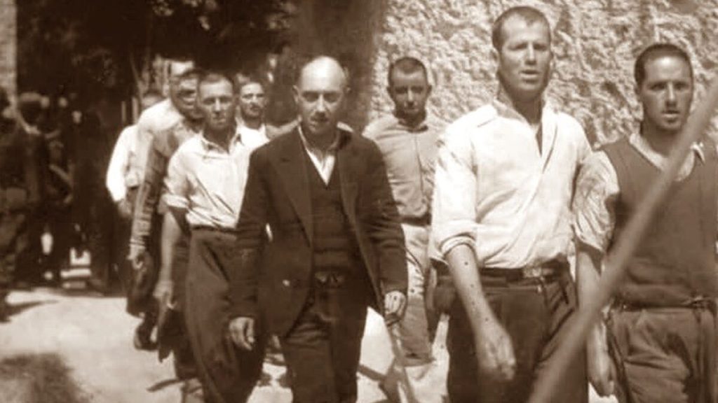Καισαριανή: Οι φωτογραφίες με τους 200 εκτελεσθέντες αντιστασιακούς και οι πρώτες ταυτοποιήσεις – Ο άνδρας με το λευκό πουκάμισο και ο νεαρός από τη Λαμία