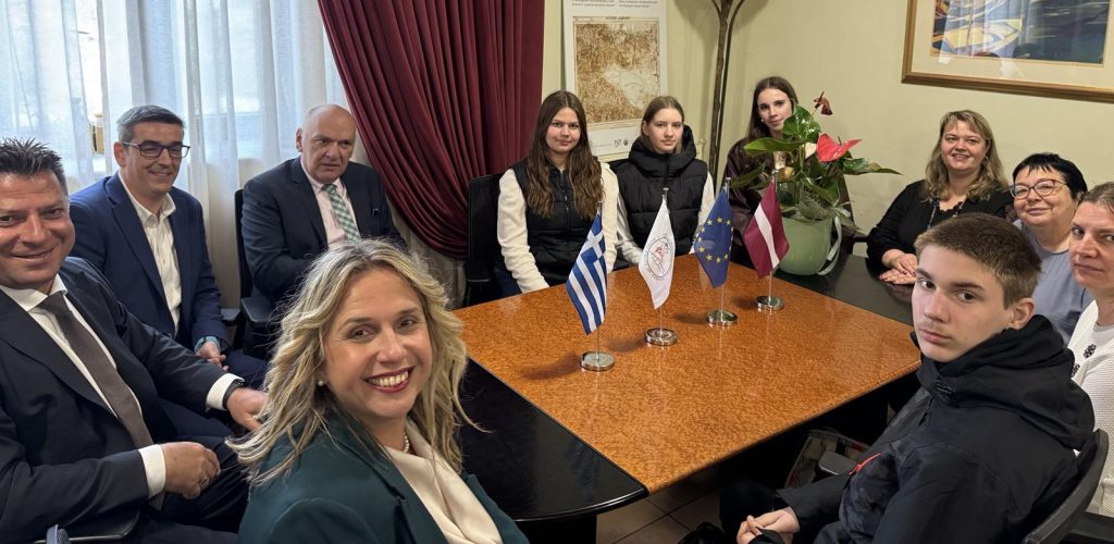 Γέφυρα Πολιτισμού στον Δομοκό: Λετονοί μαθητές γνώρισαν την ελληνική ιστορία στην Εθνική μας Επέτειο.
