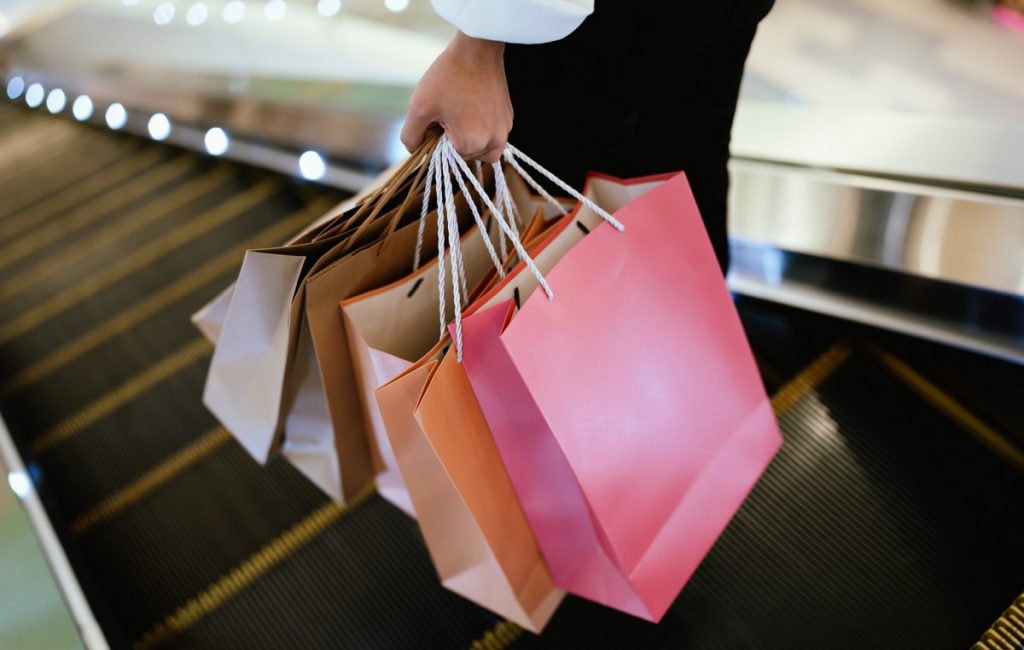 Shopping therapy: Μπορεί όντως να μας βοηθήσει ψυχολογικά μια βόλτα στα μαγαζιά;