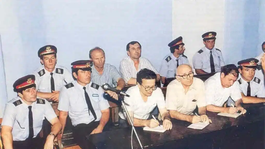 18 Απριλίου 1994: 32 χρόνια από τη «νύχτα του Αγίου Βαρθολομαίου» για τους Έλληνες της Αλβανίας – Το επεισόδιο στο φυλάκιο της Επισκοπής και η «Δίκη των Πέντε» 18 Απριλίου 1994: 32 χρόνια από τη «νύχτα του Αγίου Βαρθολομαίου» για τους Έλληνες της Αλβανίας – Το επεισόδιο στο φυλάκιο της Επισκοπής και η «Δίκη των Πέντε»