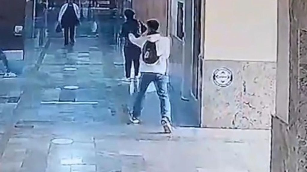 Βίντεο από τη στιγμή που o ένοπλος πρώην μαθητής εισβάλλει με τουφέκι σε σχολείο στην Τουρκία και πυροβολεί αδιακρίτως