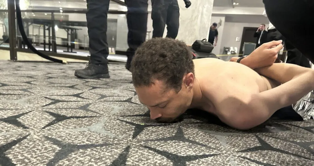 Κόουλ Τόμας Άλεν: Ο δράστης της επίθεσης στο Washington Hilton πεσμένος στο έδαφος, ημίγυμνος, δεμένος πισθάγκωνα… Το δραματικό βίντεο από την εισβολή του στην εκδήλωση των ανταποκριτών του Λευκού Οίκου Κόουλ Τόμας Άλεν: Ο δράστης της επίθεσης στο Washington Hilton πεσμένος στο έδαφος, ημίγυμνος, δεμένος πισθάγκωνα… Το δραματικό βίντεο από την εισβολή του στην εκδήλωση των ανταποκριτών του Λευκού Οίκου