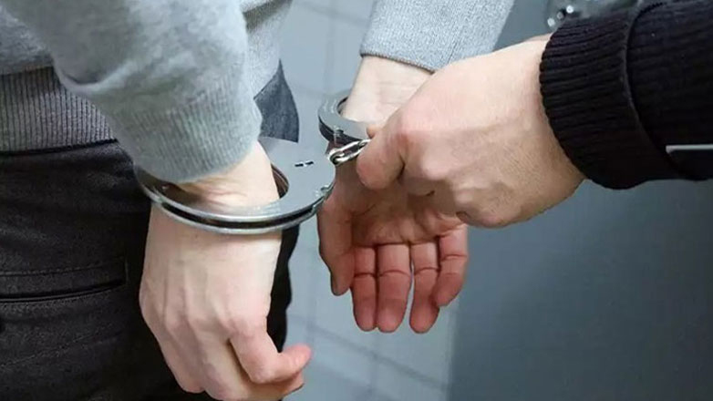 Συνελήφθη εφοριακός που ειδοποιούσε καταστηματάρχες για ελέγχους Συνελήφθη εφοριακός που ειδοποιούσε καταστηματάρχες για ελέγχους