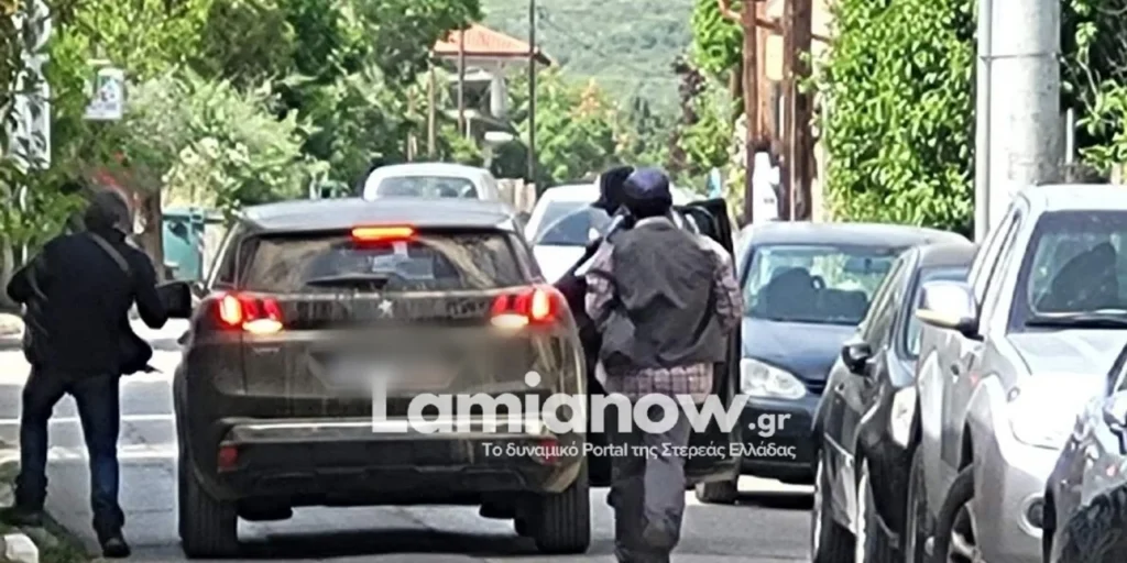 Ένοπλη ληστεία με καλάσνικοφ σε τράπεζα στην Κάτω Τιθορέα -Η στιγμή που φεύγουν οι δράστες Ένοπλη ληστεία με καλάσνικοφ σε τράπεζα στην Κάτω Τιθορέα -Η στιγμή που φεύγουν οι δράστες