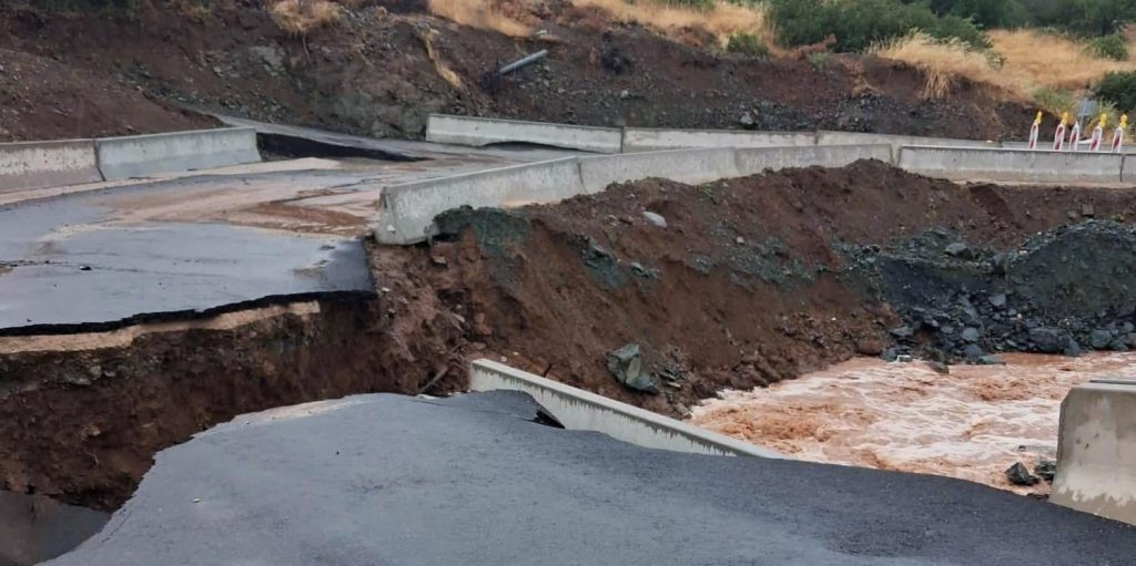 Κακοκαιρία: Τα νερά παρέσυραν την προσωρινή γέφυρα προς Δίλοφο, διεκόπη η κυκλοφορία προς Φάρσαλα (φωτό) Κακοκαιρία: Τα νερά παρέσυραν την προσωρινή γέφυρα προς Δίλοφο, διεκόπη η κυκλοφορία προς Φάρσαλα (φωτό)