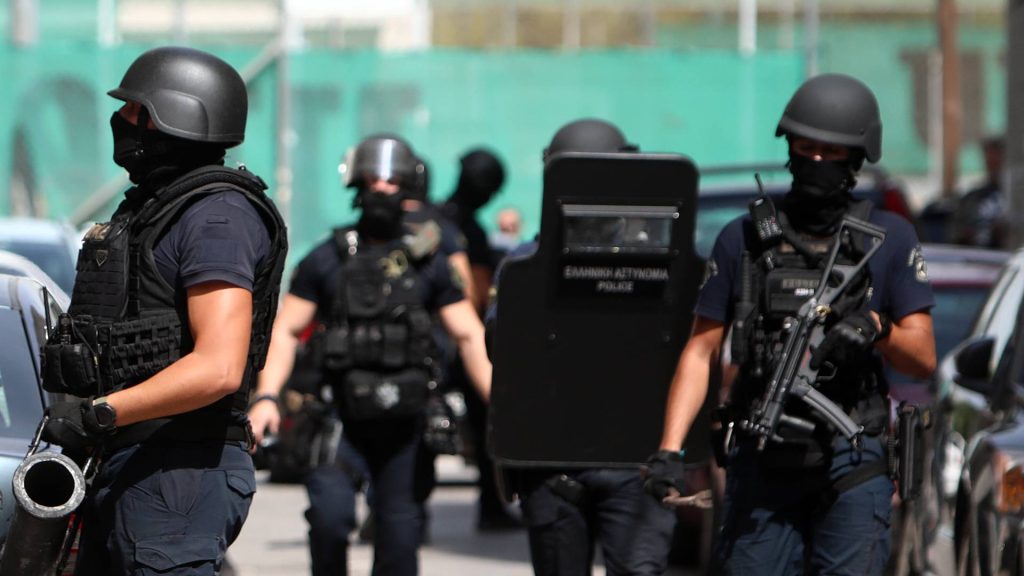 Σπείρα εκβίαζε επιχειρηματία, επιτέθηκε στο γιο του και έκαιγε αυτοκίνητα σε Λάρισα και Κατερίνη – Τρεις συλλήψεις