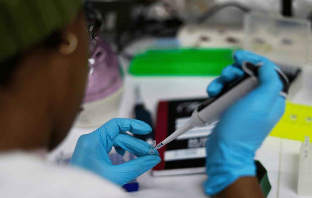 HIV – Συναγερμός από τον ΟΗΕ για νέα έξαρση της επιδημίας: «Δεκαετίες προόδου κινδυνεύουν»