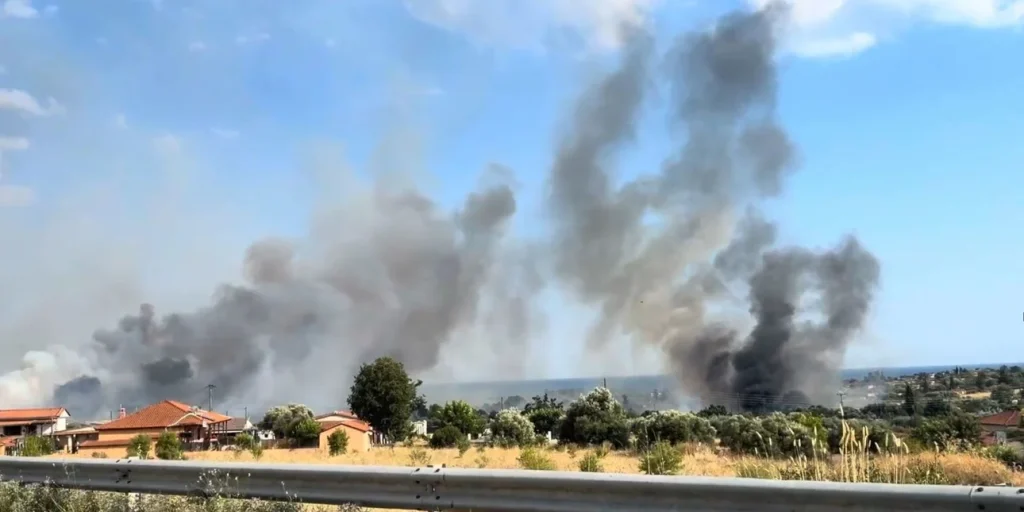 Φωτιά στη Καλλικράτεια Χαλκιδικής: Ήχησε το 112 για εκκένωση των οικισμών Κηπούπολη και Αμπελάκια, κοντά στα σπίτια οι φλόγες