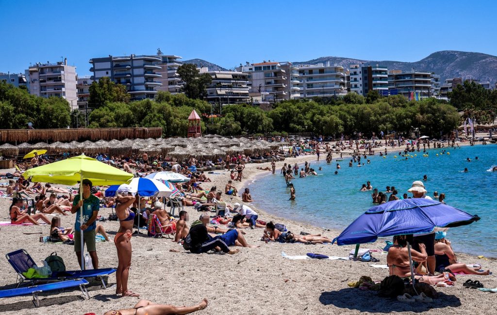 SOS για τους λουόμενους: Αυτή είναι η «μαύρη λίστα» με τις ακατάλληλες παραλίες της Αττικής