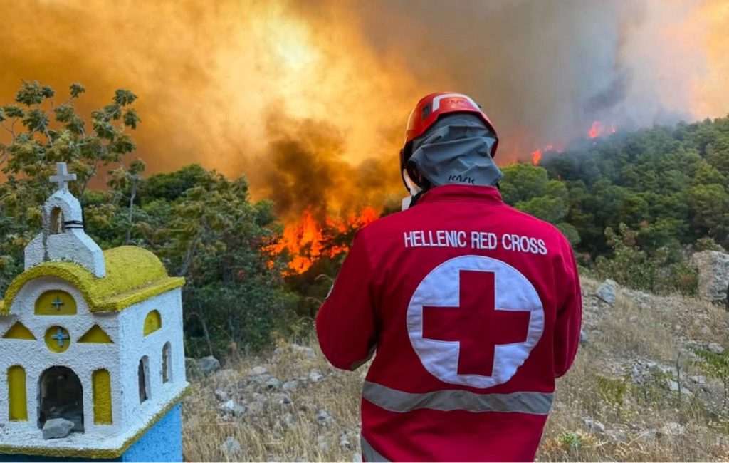 Στάχτες και αγωνία: Ο Ελληνικός Ερυθρός Σταυρός καλεί τους πολίτες να στηρίξουν τους πυρόπληκτους