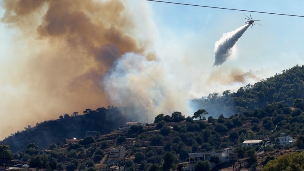 Φλέγεται η Σαλαμίνα – Εντοπίστηκαν νεκροί δύο ηλικιωμένοι στα Περιστέρια – Οκτώ εγκαυματίες