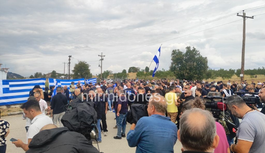 Ηλίας Κασιδιάρης: Υποστηρικτές έξω από τις φυλακές Δομοκού – Άπλωσαν ελληνικές σημαίες(video-φωτογραφίες)