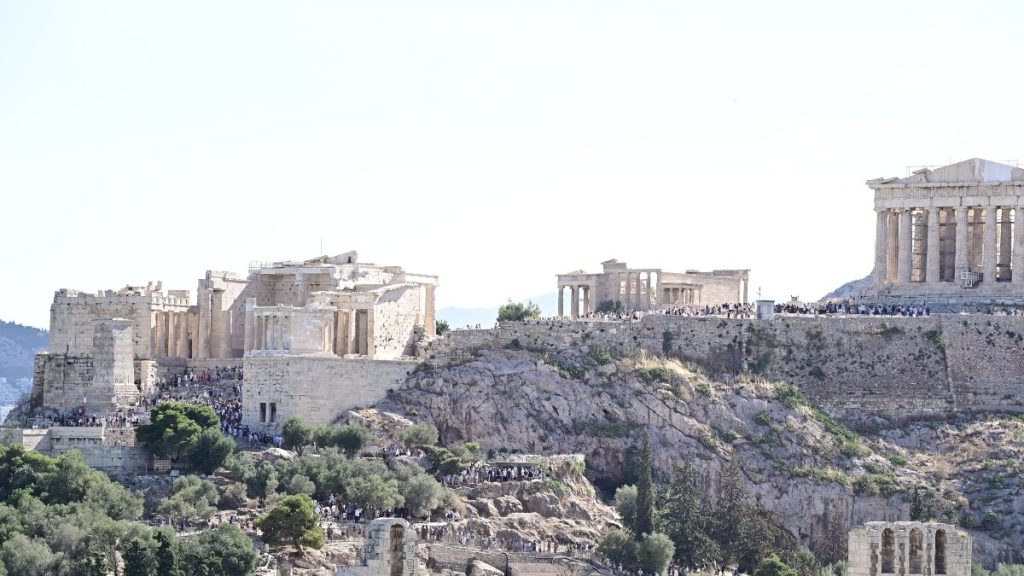 Η Ελλάδα «κλέβει» τους εκατομμυριούχους της Βρετανίας: Γιατί οι ισχυροί του χρήματος κοιτούν πλέον προς Αθήνα Η Ελλάδα «κλέβει» τους εκατομμυριούχους της Βρετανίας: Γιατί οι ισχυροί του χρήματος κοιτούν πλέον προς Αθήνα
