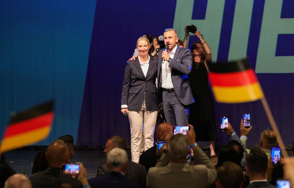 AfD: Η Γερμανία ζει ξανά τον εφιάλτη του ναζισμού – Από «κόμμα των καθηγητών» απόλυτος εκφραστής του πιο ακραίου λαϊκισμού