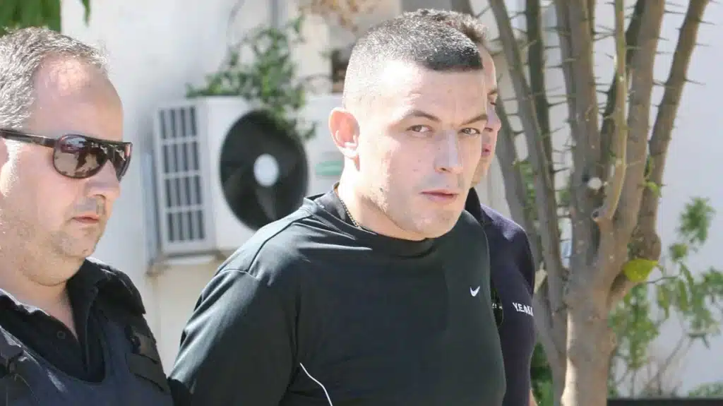 Ο βαρυποινίτης Αλκέτ Ριζάι δεν επέστρεψε στις φυλακές Δομοκού, ξανά δραπέτης μετά τους πυροβολισμούς στην Ανάβυσσο Ο βαρυποινίτης Αλκέτ Ριζάι δεν επέστρεψε στις φυλακές Δομοκού, ξανά δραπέτης μετά τους πυροβολισμούς στην Ανάβυσσο
