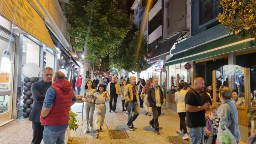«Λευκή Νύχτα» στη Λαμία: Μεγάλη Επιτυχία, Ζωντάνια και Γιορτινή Ατμόσφαιρα στο Κέντρο της Πόλης
